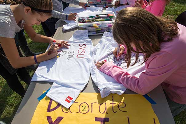 Kids decorating their own SVSU shirts
